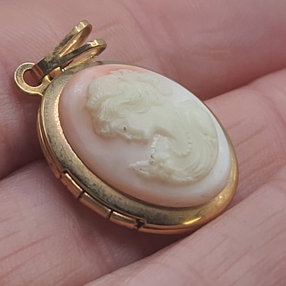 Vintage Cameo Locket Gold Tone Pendant - Picture 2 of 9